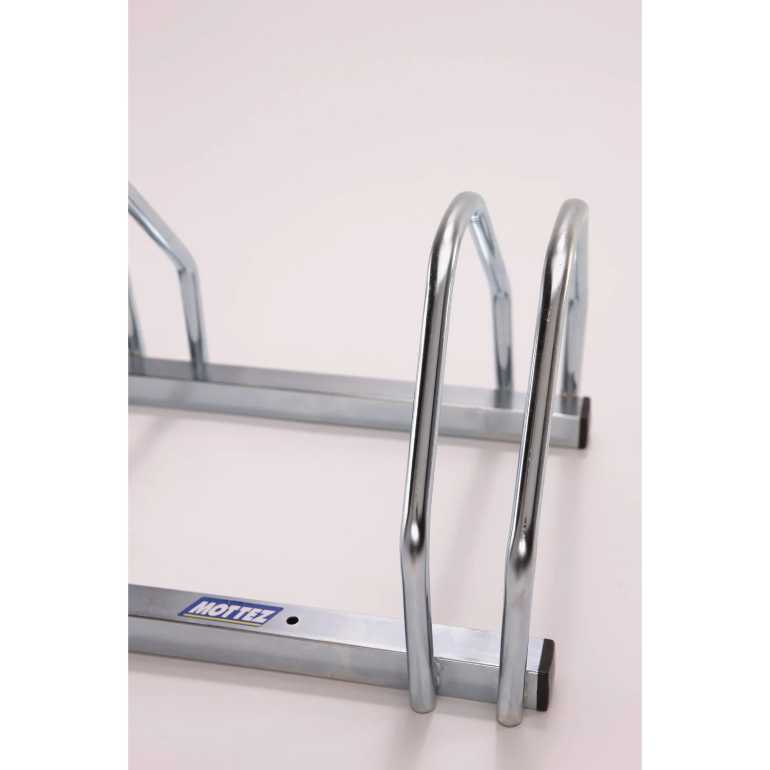 Portabici Mottez per 5 biciclette con barre doppie, color argento.