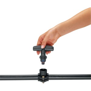 Utensile da taglio Gardena per raccordo a staffa in uso, accessorio Micro-Drip-System.