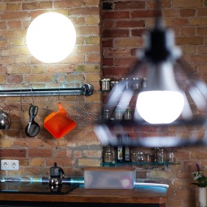 Lampadina LED Ledvance Smart+ WiFi, E27, a forma di bulbo con cambio colore in cucina.