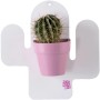 Accessorio t.b.t.: Cactus in vaso rosa su supporto da parete a forma di cactus bianco.