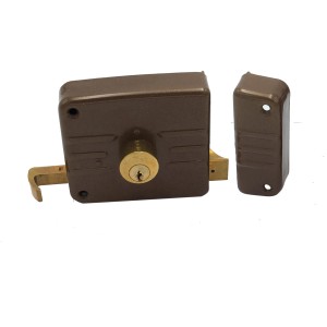 Serratura marrone con cilindro e chiavistello in ottone per maggiore sicurezza.