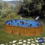 Piscina ovale Gre Pool Sicilia effetto legno, 500x300x120 cm, in giardino con persone che nuotano.