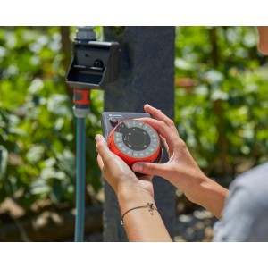 Computer per irrigazione Gardena in uso sul rubinetto. Controllo dell'irrigazione per il giardino.