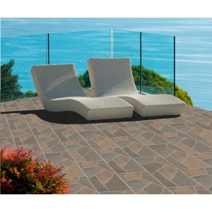 Terrazza con pavimentazione per esterno t.b.t. e due lettini con vista mare.