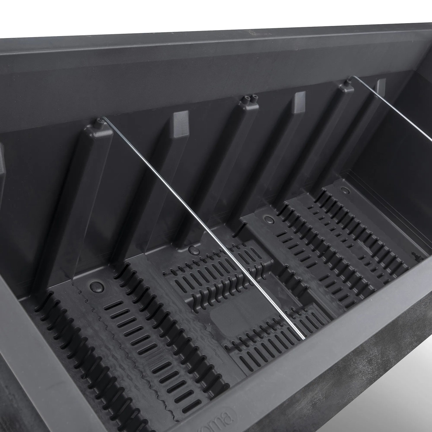 Vista interna del vaso da fiori Deroma Millennium antracite con serbatoio d'acqua.