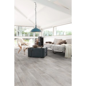 Soggiorno con pavimento vinilico autoadesivo Gerflor Senso Rustic Kola effetto legno, facile da rinnovare.