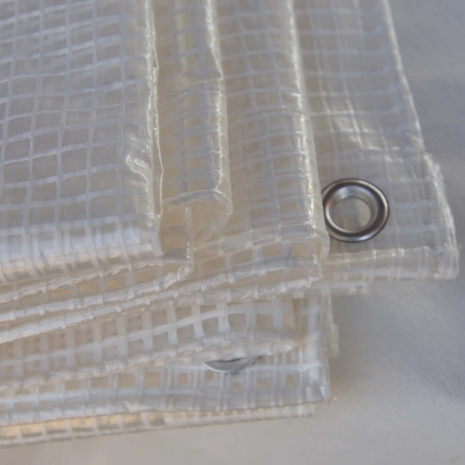 Telone di copertura trasparente con occhielli, ideale per la protezione dagli agenti atmosferici.