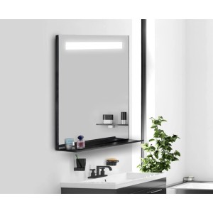 Specchio da parete rettangolare con illuminazione a LED e mensola in bagno moderno.