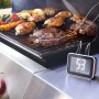 Weber Smart Hub display base station durante la grigliatura di carne e verdure.