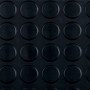 Piastrella per pavimenti in PVC nero con motivo a borchie.