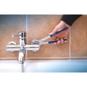 Pinza per raccordi LUX 240 mm Comfort in uso su un rubinetto del bagno.