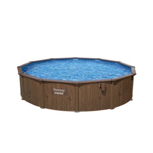 Piscina t.b.t. rotonda con effetto legno e acqua blu.