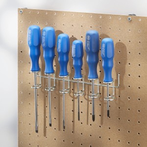 Assortimento di cacciaviti con manici blu su pannello forato.