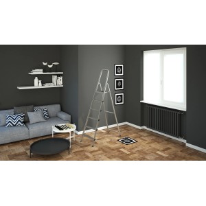 Scala t.b.t. in soggiorno. Scala pieghevole per lavori di ristrutturazione.