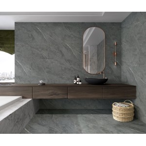 Bagno con rivestimento murale effetto marmo grigio e mobile bagno.