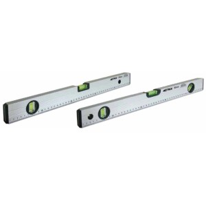 Due livelle a bolla d'aria argentate t.b.t. per misurazioni precise.