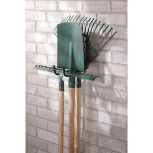 Ganci a muro con attrezzi da giardino come pala e rastrello.