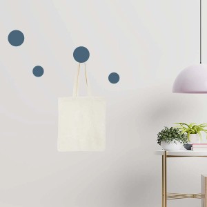 Appendiabiti da parete con ganci rotondi blu e borsa in tessuto. Ganci appendiabiti dal design moderno.