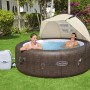 Bestway LAY-Z-SPA con parasole in giardino, due persone si rilassano nella vasca idromassaggio.