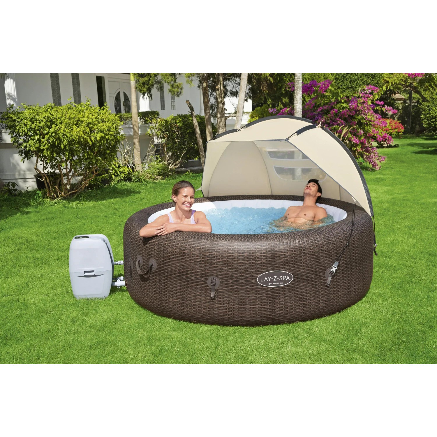 Bestway LAY-Z-SPA con parasole in giardino, due persone si rilassano nella vasca idromassaggio.