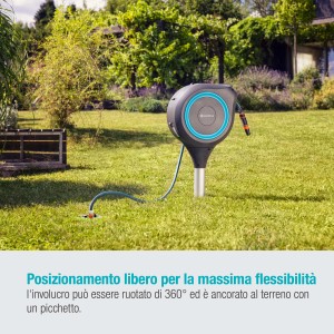 Avvolgitubo automatico per irrigazione giardino su prato.