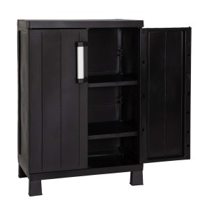 Armadio in plastica nera con due ripiani, un'anta aperta.