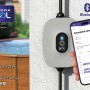 Controllo piscina Gre con app per smartphone e piscina in legno sullo sfondo.