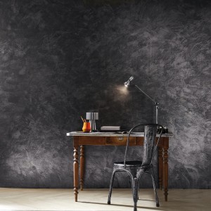 Pittura decorativa t.b.t. grigia su parete, con scrivania e sedia.
