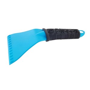 Raschietto per ghiaccio blu con manico nero per sbrinare i finestrini in inverno.
