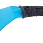 Raschietto per ghiaccio blu con manico nero per sbrinare i finestrini in inverno.