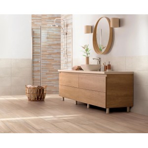 Bagno con piastrelle per pavimenti t.b.t. effetto legno, mobile lavabo e doccia.