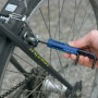 LUX 12-in-1 Porta utensili multipli Classic in uso su una bicicletta.