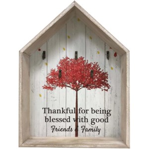 Bacheca portachiavi decorativa con motivo ad albero e scritta.