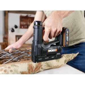 Cucitrice a batteria Worx WX843 che fissa il tessuto a un mobile.