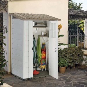 Casetta da giardino in plastica bianca con porta aperta e ripiani. Ideale per riporre gli attrezzi da giardino.