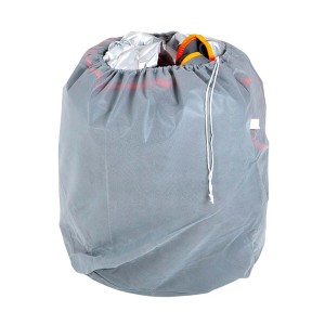 Sacco grigio con coulisse riempito di oggetti. Categoria: Antigelo.