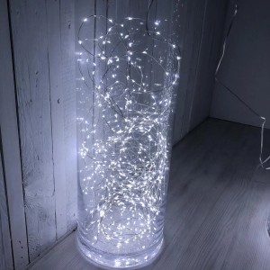 Catena luminosa in vaso di vetro: Illuminazione decorativa per esterni con luce bianca calda.