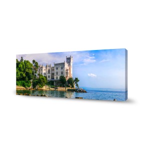 Quadri: Castello di Miramare sulla costa, circondato da mare blu e vegetazione verde.