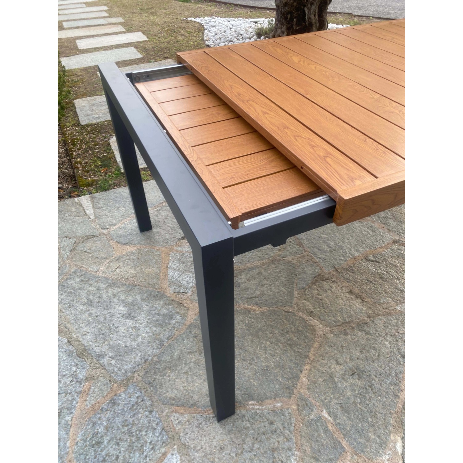 Tavolo da giardino allungabile t.b.t. con effetto legno e struttura antracite.