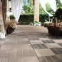 Pavimenti autobloccanti t.b.t. grigi con texture posati su una terrazza.