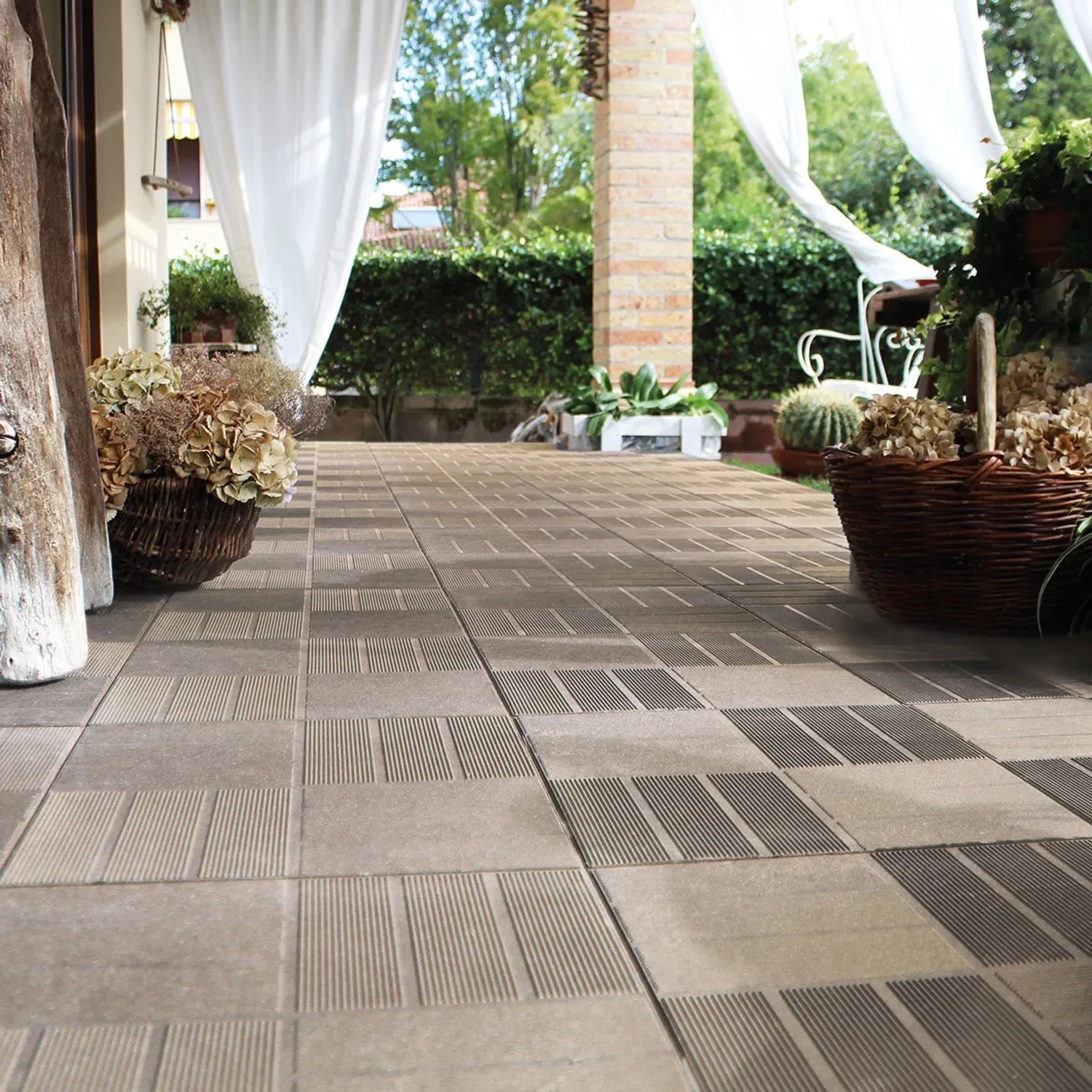 Pavimenti autobloccanti t.b.t. grigi con texture posati su una terrazza.