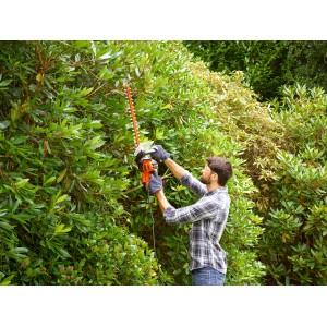 Uomo taglia siepe con tagliasiepi elettrico Black+Decker BEHTS401 (55 cm).