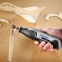 Miniutensile Dremel Lite 7760-15 in uso per levigare il legno.