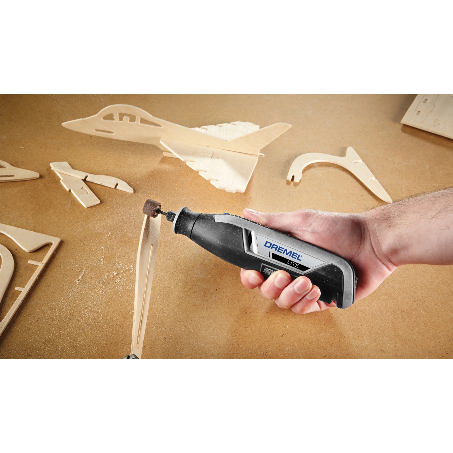 Miniutensile Dremel Lite 7760-15 in uso per levigare il legno.