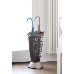 Portaombrelli marrone con due ombrelli. Pratico contenitore per la casa.