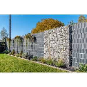 Recinzione privacy con gabbione ed elementi grigi come arelle, ombreggianti e frangivista.