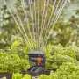 Irrigatore oscillante Gardena OS 90v in azione: irrigazione a copertura totale in giardino con Micro-Drip-System.