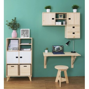 Ufficio domestico luminoso con mobili in legno: scrivania, sedia, scaffale e pensile. Ideale per piccoli spazi.