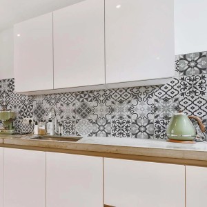 Alzatina cucina con piastrelle t.b.t. in toni di grigio e bianco.