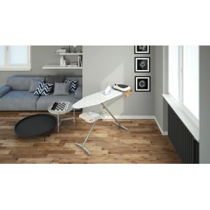 Asse da stiro moderna in soggiorno con ferro da stiro e ripiano.